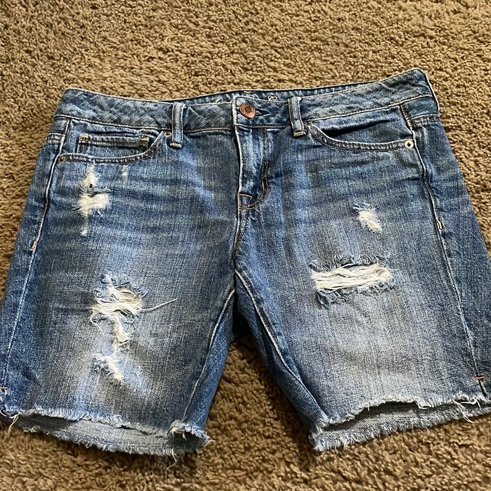 Ladies American Eagle distressed shorts Sz 4 Waist approximately 16 1/2”.